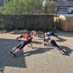 Groepsles warming-up buiten Teteringen